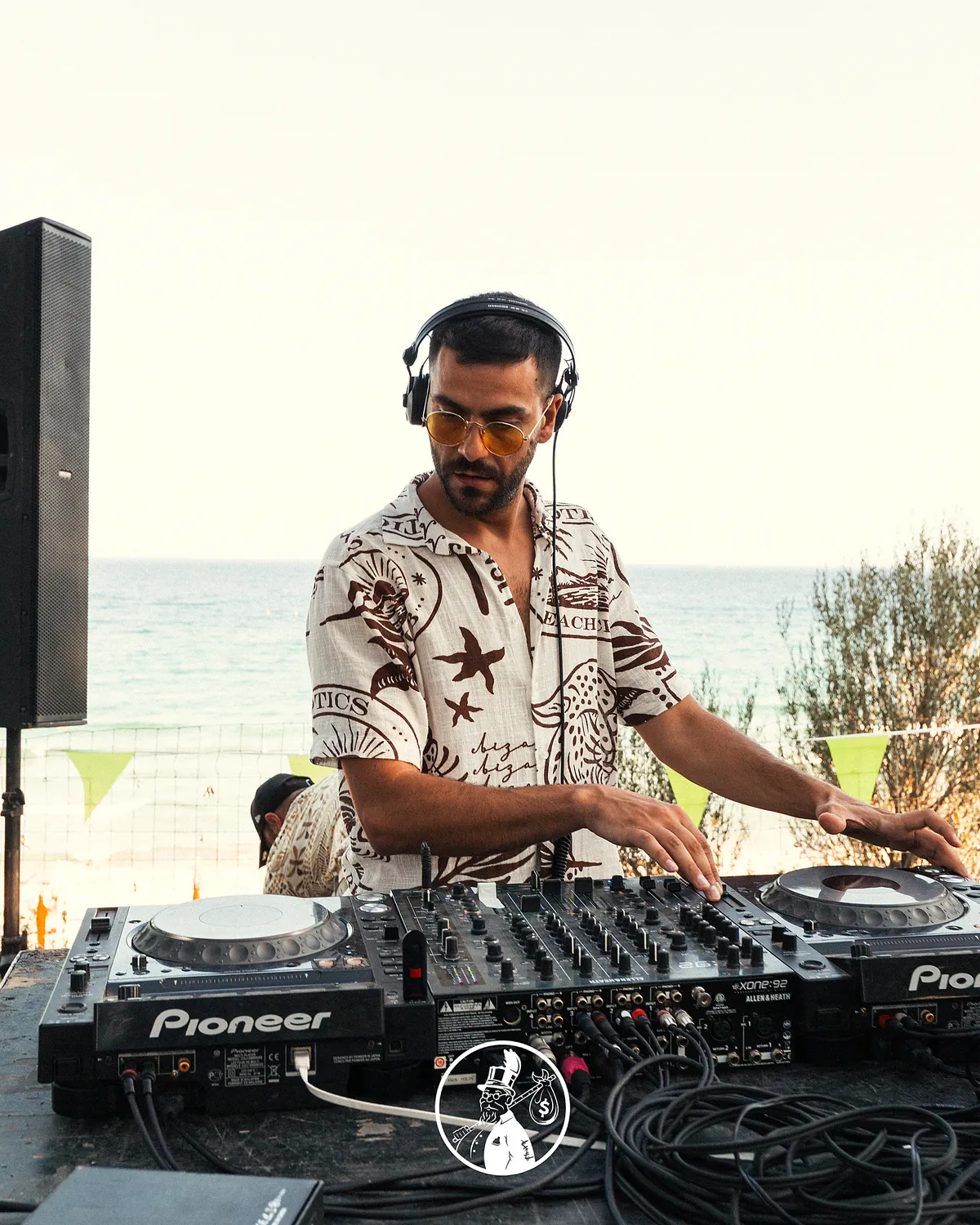 Raffaele Sanna in consolle al tramonto sulla spiaggia con le cuffie
