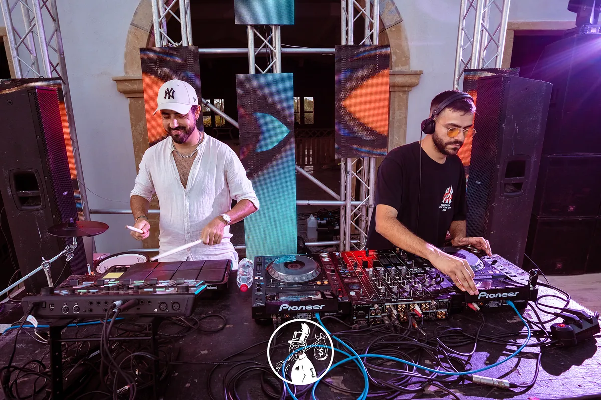DJ set in club con luci colorate sulla console