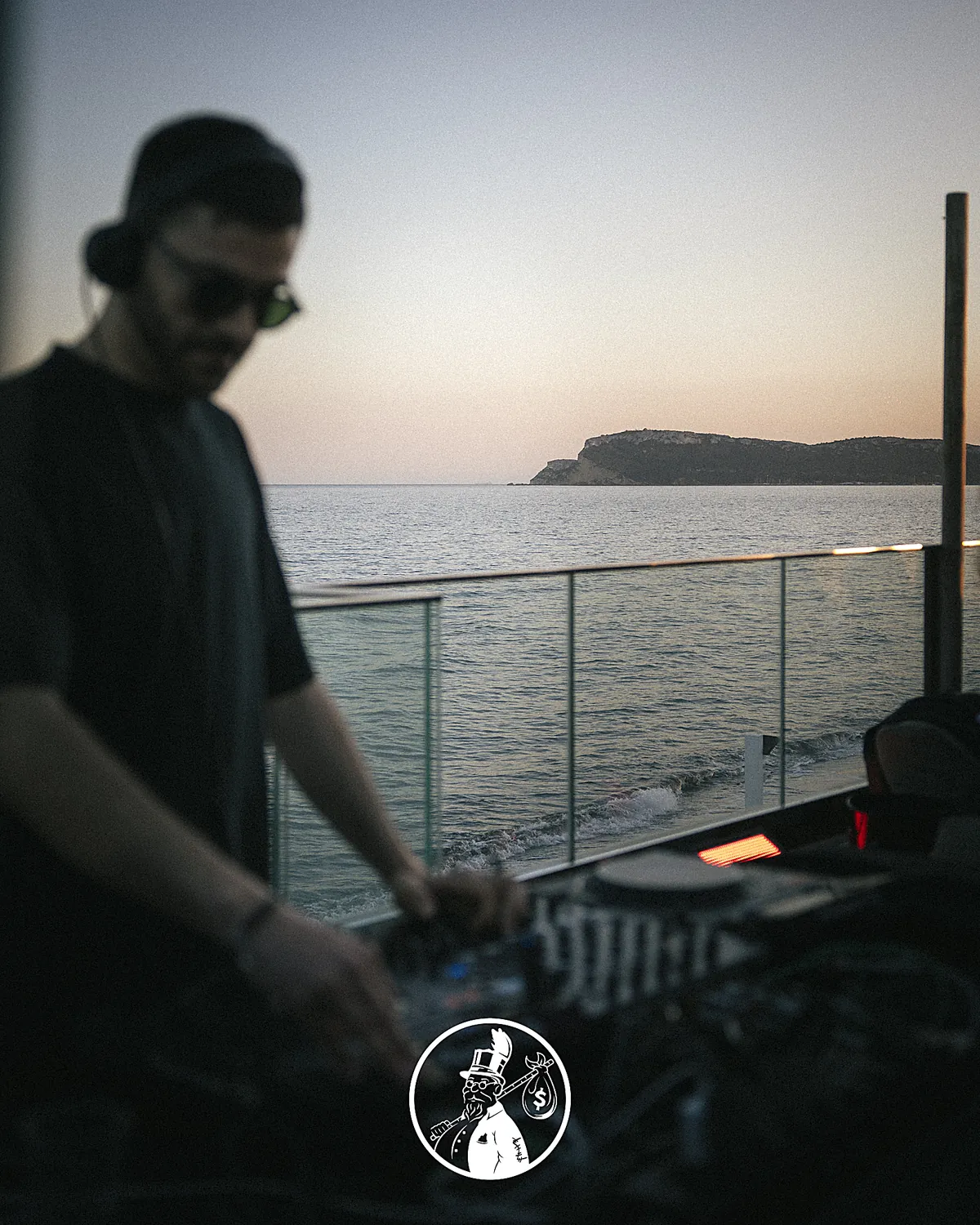 Consolle al tramonto sul mare durante un DJ set